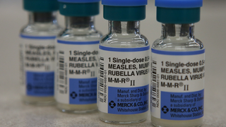 Los nacidos antes de 1989 podrían tener que vacunarse de nuevo contra el sarampión por culpa de los antivacunas